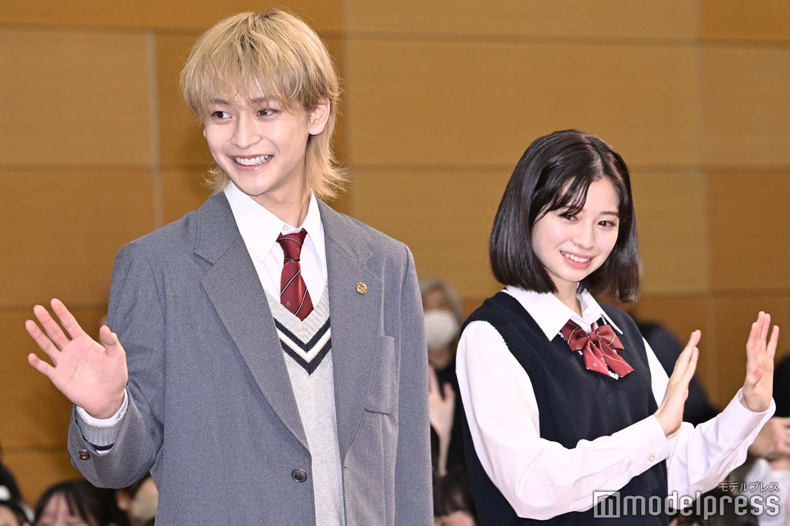 生徒に手を振る高橋文哉、桜田ひより（C）モデルプレス