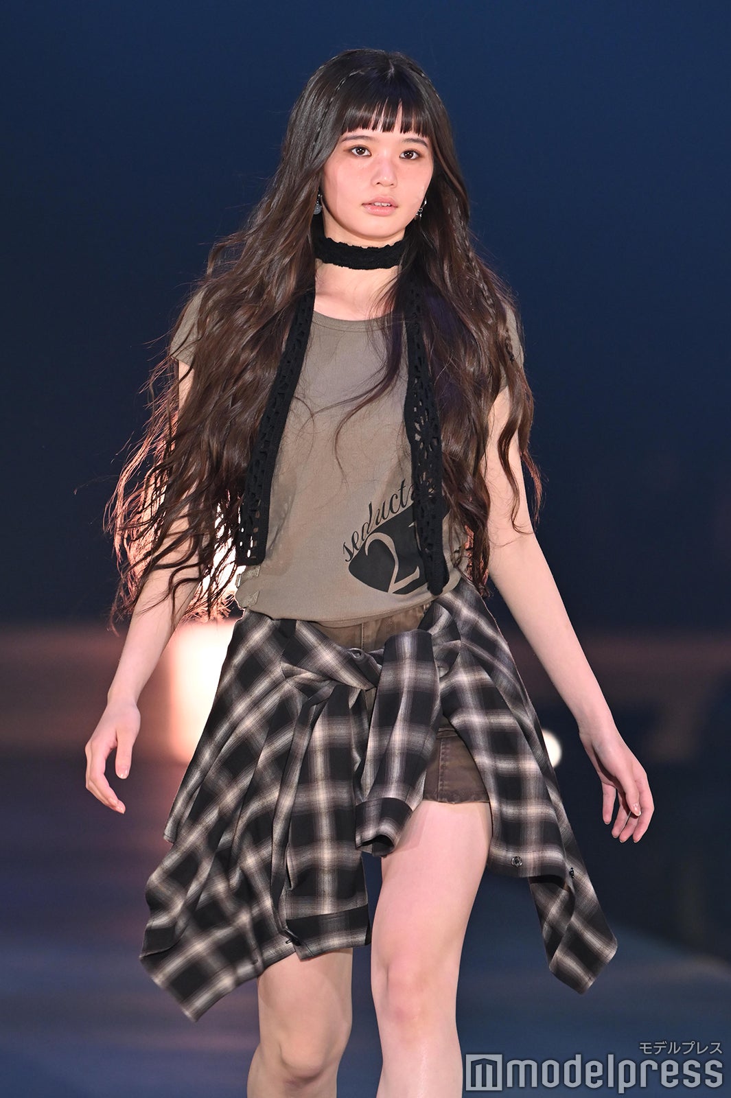 Girls2原田都愛、美脚際立つストリートコーデ ヌーディーリップ