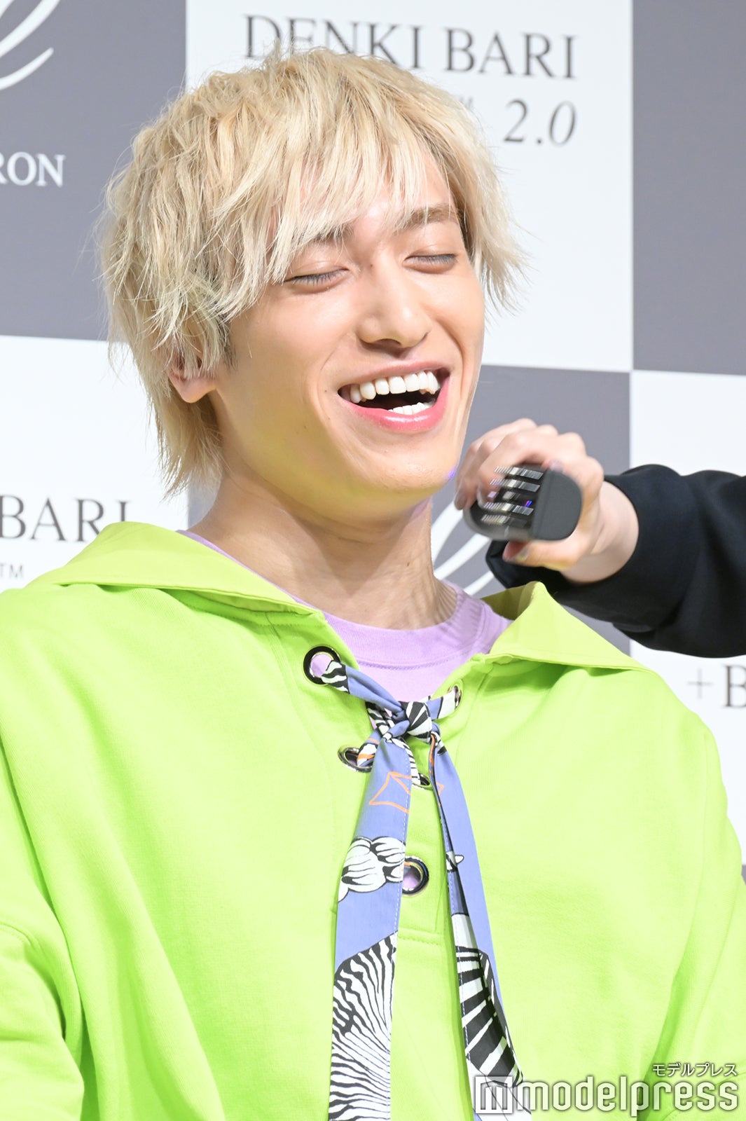 美容電機器を実際に体験する兼近大樹（C）モデルプレス