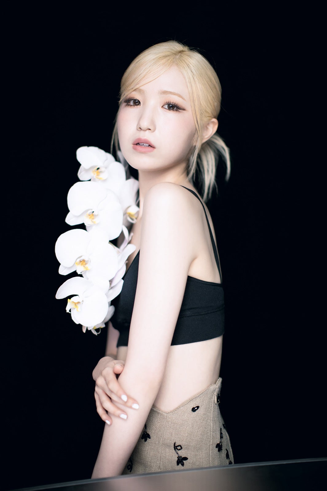 AKB48本田仁美、へそ出し・美脚披露 卒業記念フォトブック表紙＆タイトル決定＜明日の向こう側＞