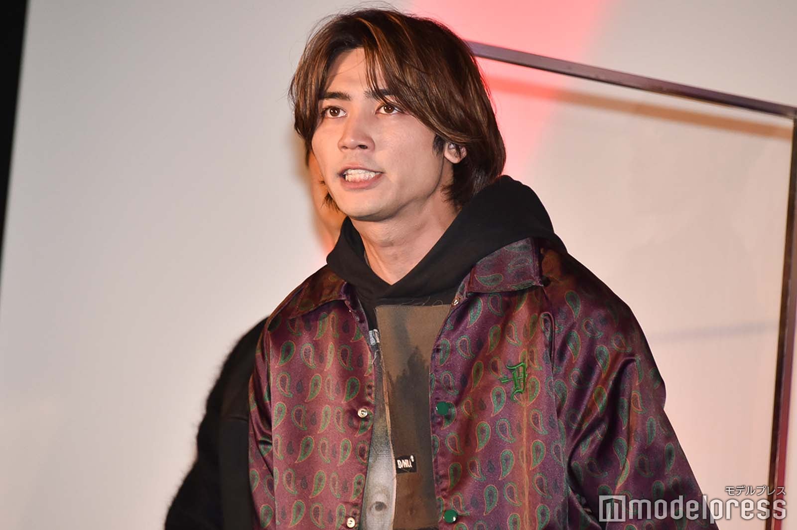 手にマイクを持ちながら突然大きな地声で挨拶を始めた板垣瑞生 （C）モデルプレス