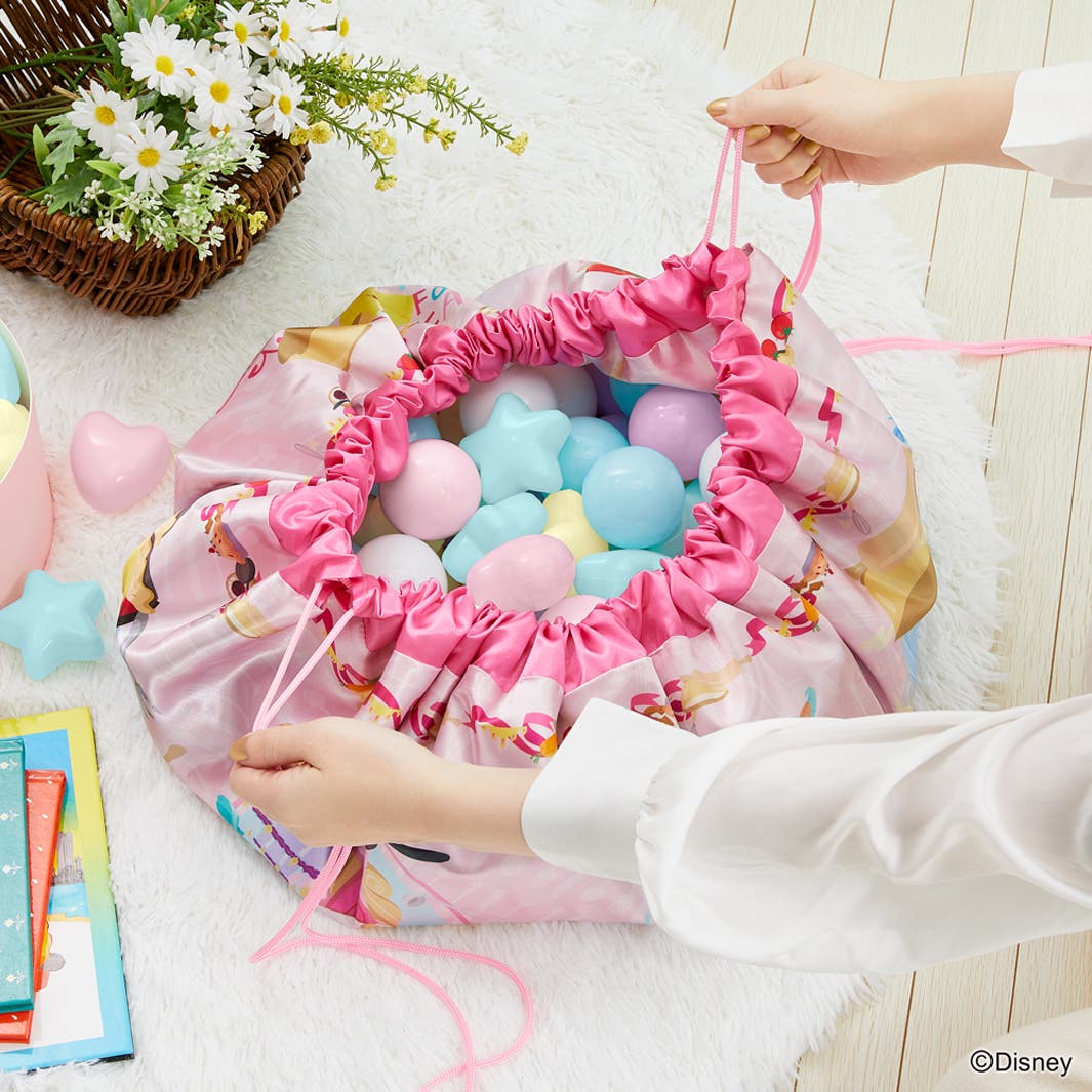 左右の紐を引っ張ると巾着に