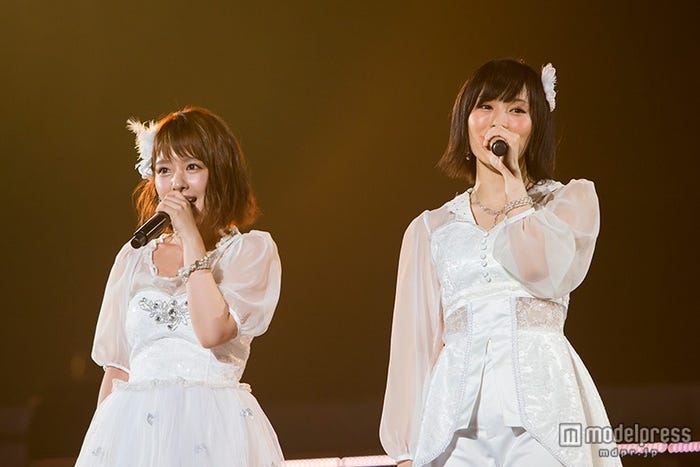 山田菜々(左)も登場 山本彩(右)とパフォーマンス(C)NMB48