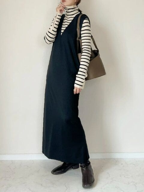 黒ジャンパースカートのコーデ