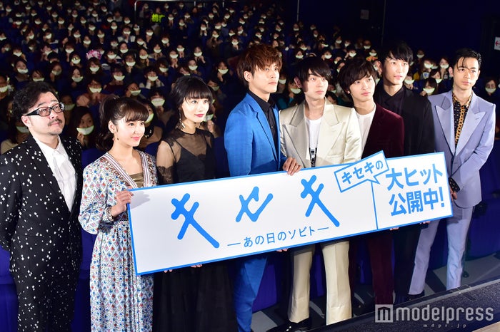 左から:兼重淳監督、平祐奈、忽那汐里、松坂桃李、菅田将暉、横浜流星、杉野遥亮、成田凌 (C)モデルプレス