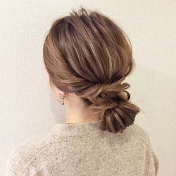 シンプルな時短ヘアアレンジがやっぱり最強。結んでねじるだけでできるラフお団子の作り方