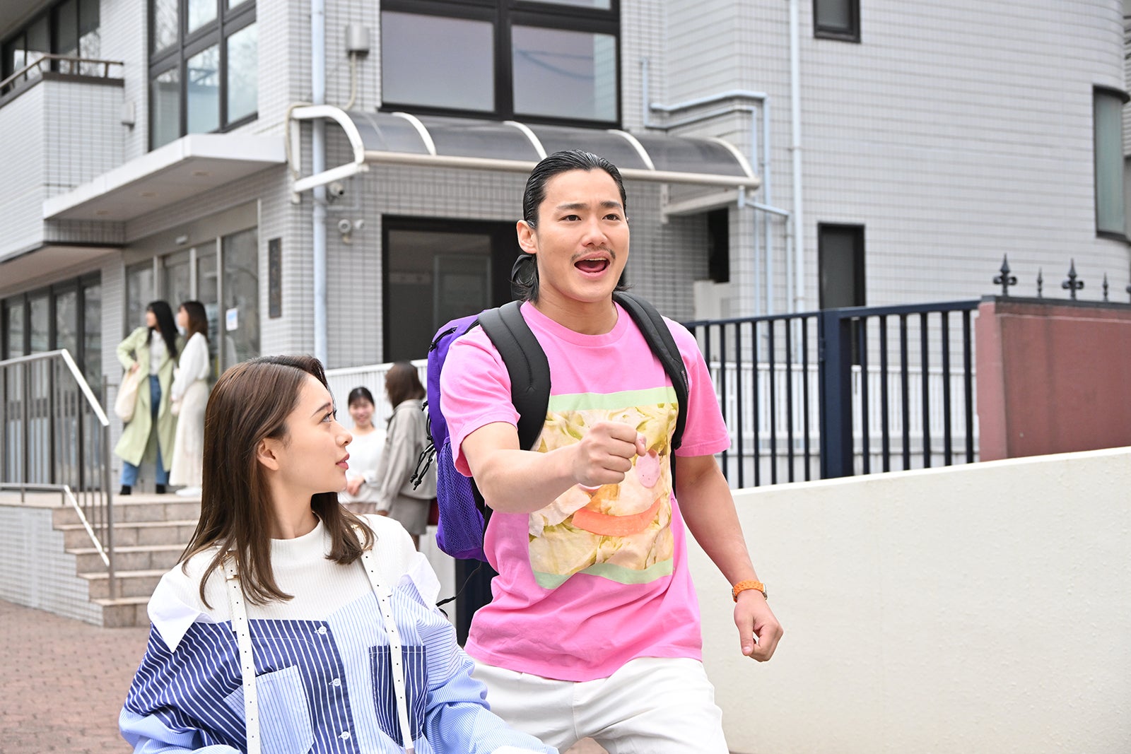 田鍋梨々花、野村周平（C）Paravi