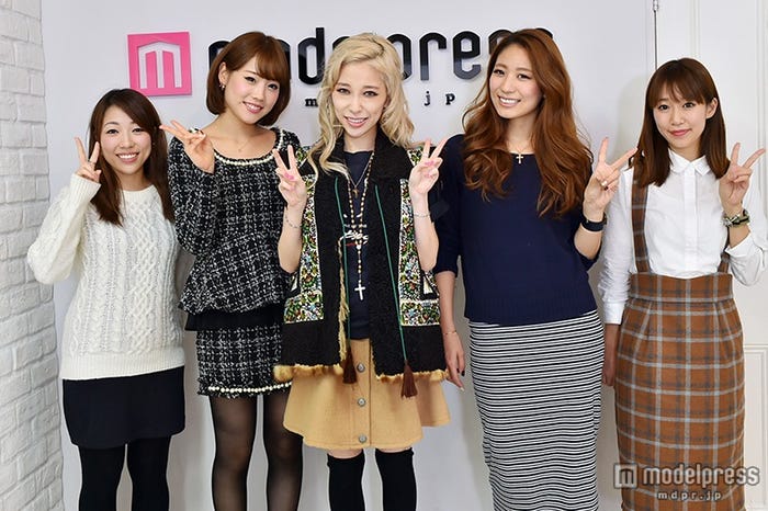 (左から)もえさん、けいこさん、加藤ミリヤ、ともえさん、ゆかさん