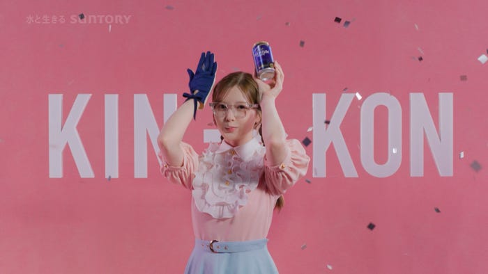 白石麻衣「プレモルの缶が金から紺に変わるころ」ミュージックビデオ(提供写真)