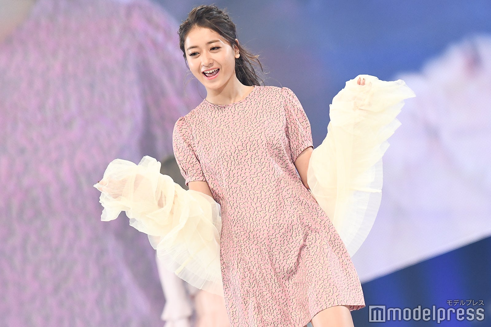 みちょぱ、ガーリーワンピで雰囲気ガラリ ほっそり美脚全開＜神コレ2019S／S＞