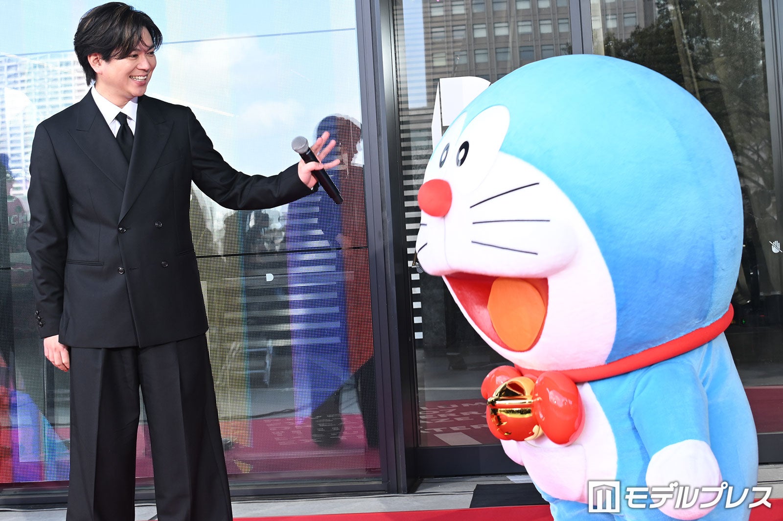 加藤シゲアキ（C）モデルプレス／ドラえもん（C）Fujiko Pro