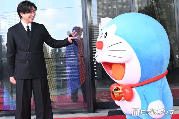 加藤シゲアキ(C)モデルプレス/ドラえもん(C)Fujiko Pro