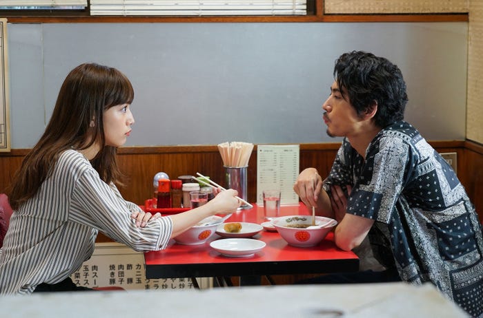 川口春奈、賀来賢人/「愛してたって、秘密はある。」第4話より(画像提供:日本テレビ)