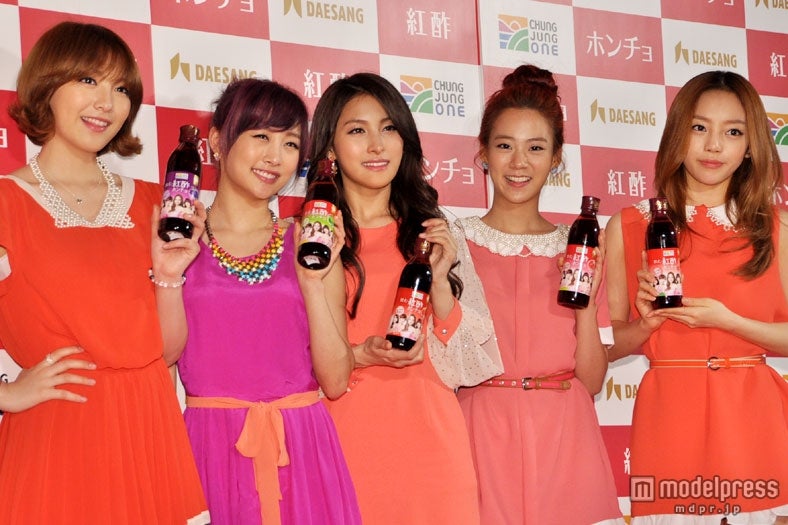 KARA、カラフルミニワンピで美脚炸裂！一般公募で選ばれた“甥っ子”もお披露目