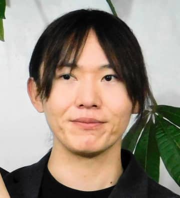 チームみらい、デジタル花付けがネットで話題 青バックがゴールドバックに 大雪影響でアナログも用意の裏話