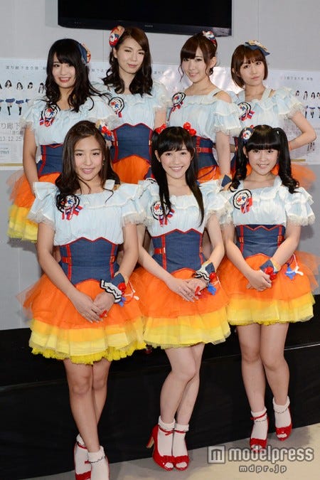 解散コンサートを開催した渡り廊下走り隊(左下より)仲川遥香、渡辺麻友、多田愛佳、(左上より)平嶋夏海、菊地あやか、岩佐美咲、浦野一美