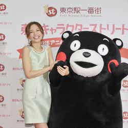 (左から)優木まおみ、くまモン