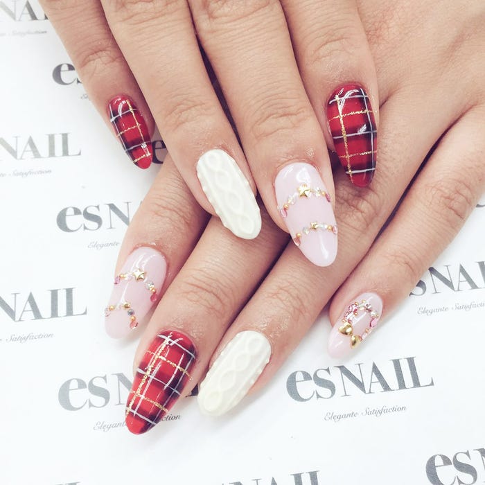 ストーンやビジューで華やかに/画像提供:esNAIL