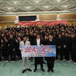 モデルプレス - 福士蒼汰・古川雄輝・桐山漣、高校にサプライズ登場 卒業生400人熱狂<曇天に笑う>