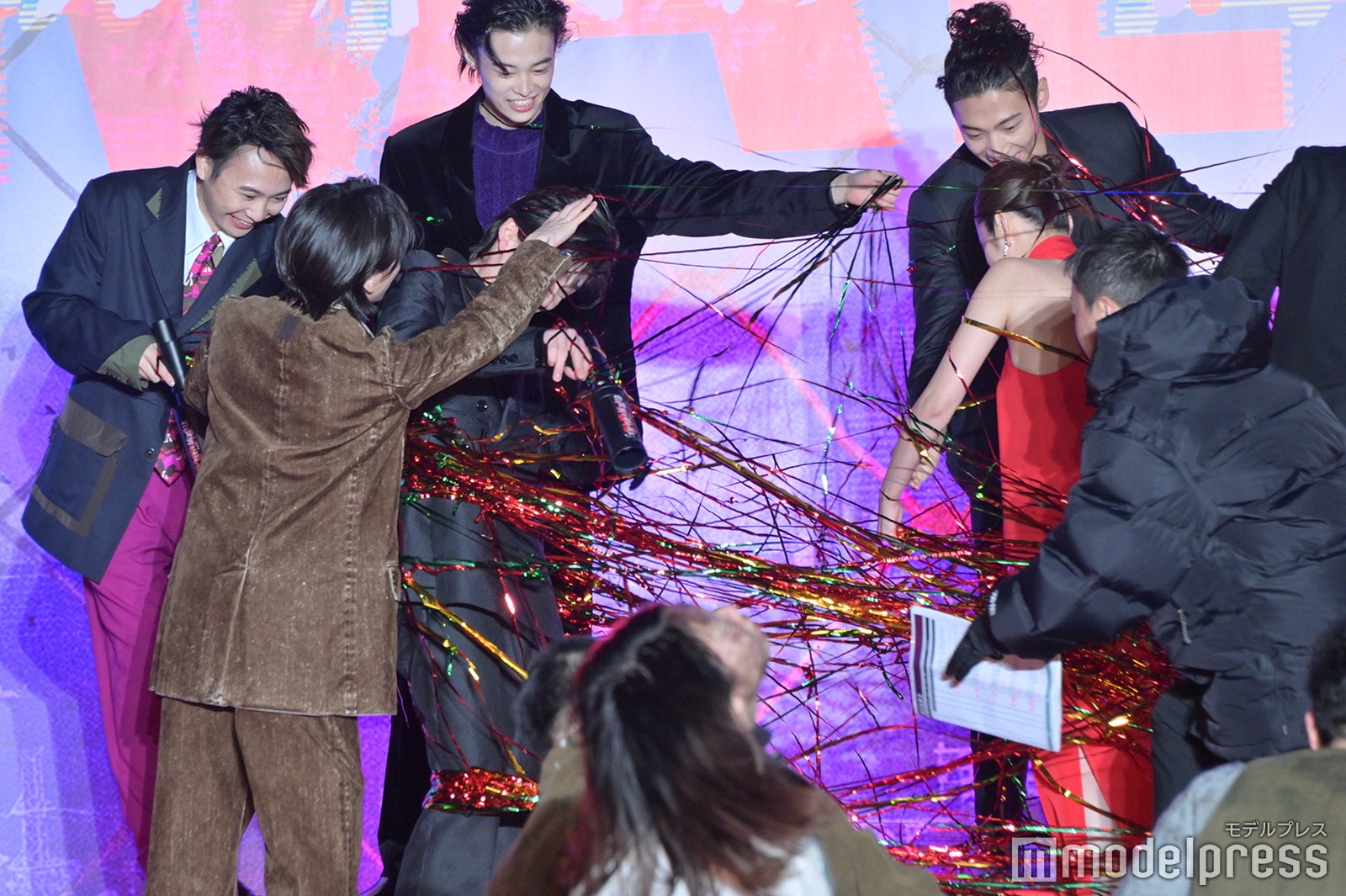 銀テープまみれの高橋文哉＆堀田真由を助けるキャスト陣（C）モデルプレス