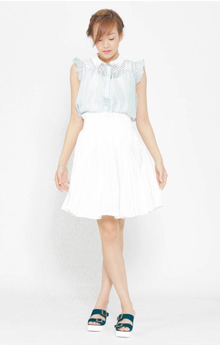 エアリーフリルビジューorストライプノースリブラウス「salus」2,700円(税込)