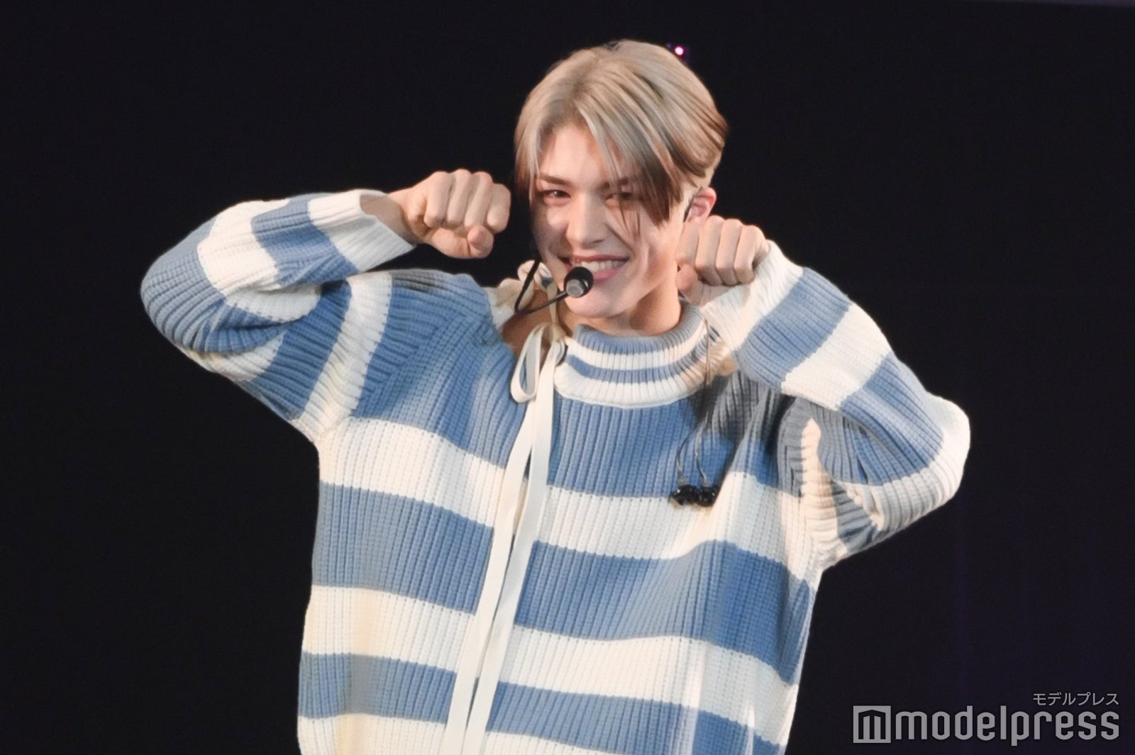 わんこポーズのMAKI（C）モデルプレス