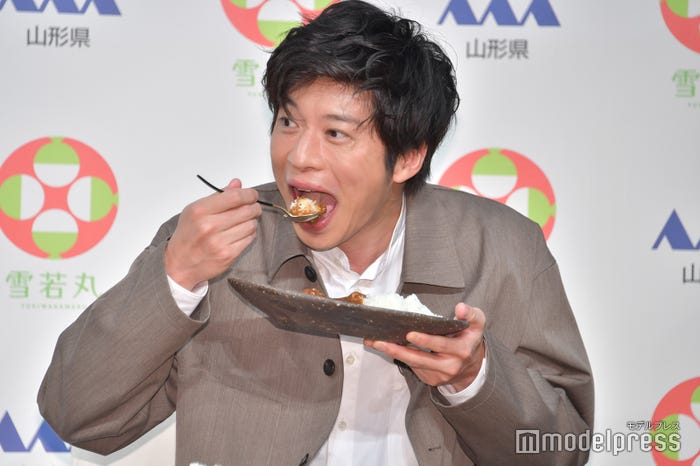 カレーにテンションが上がる田中圭(C)モデルプレス