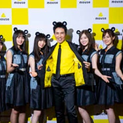 郷ひろみと乃木坂46がネズミの耳のカチューシャをつけて共演