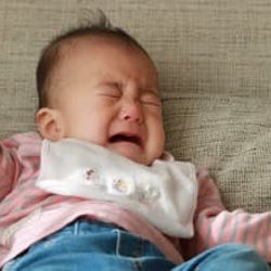 ママの姿が見えないと赤ちゃんはどうして泣くの?【ママの体験談】