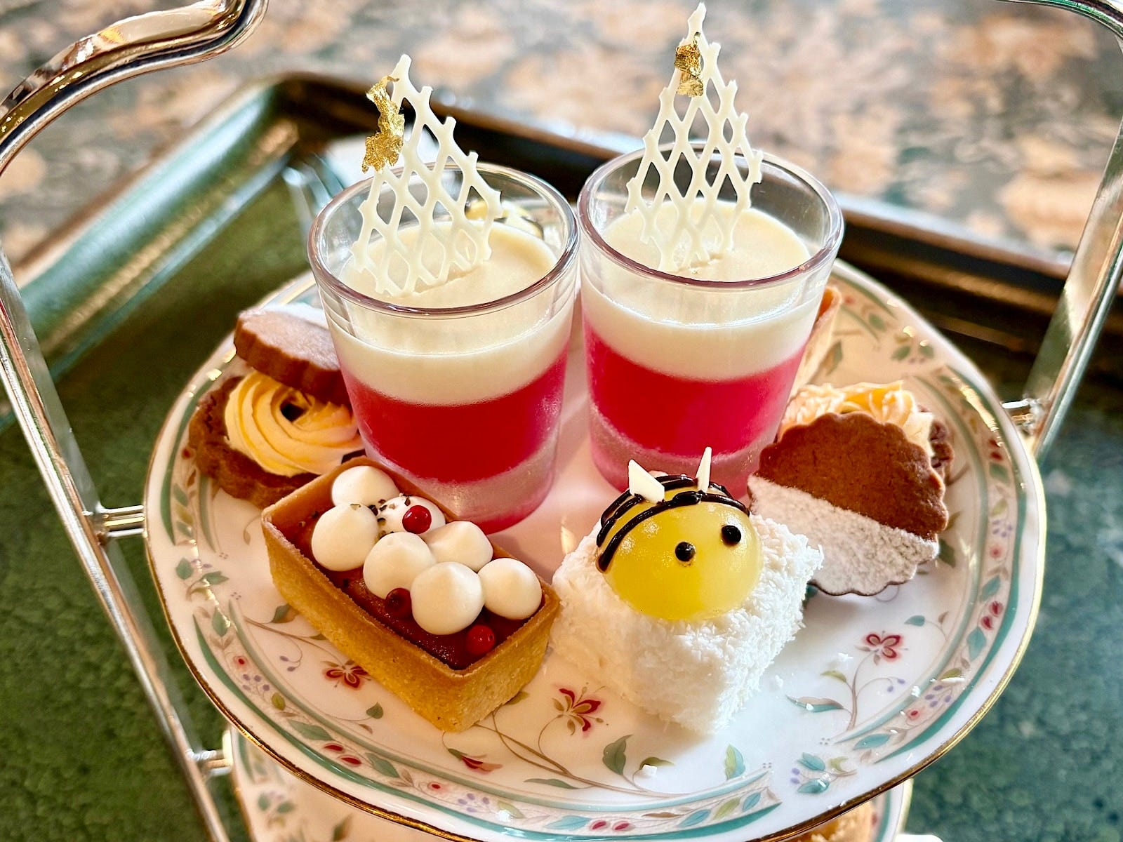 ハチのモチーフがキュート! はちみつのやさしい甘みに、スパイスが効いていてどれも絶品です