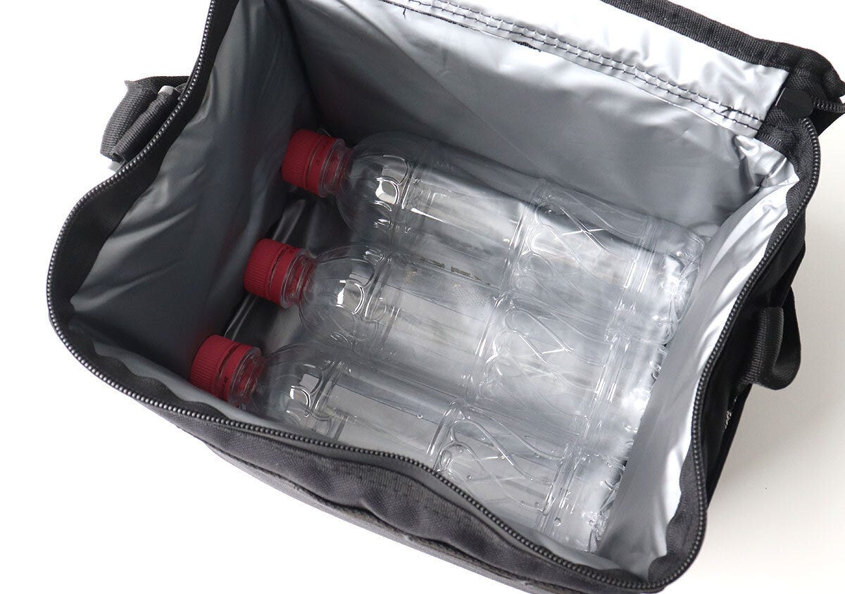 超保冷バッグに500mlペットボトルが収納されている様子