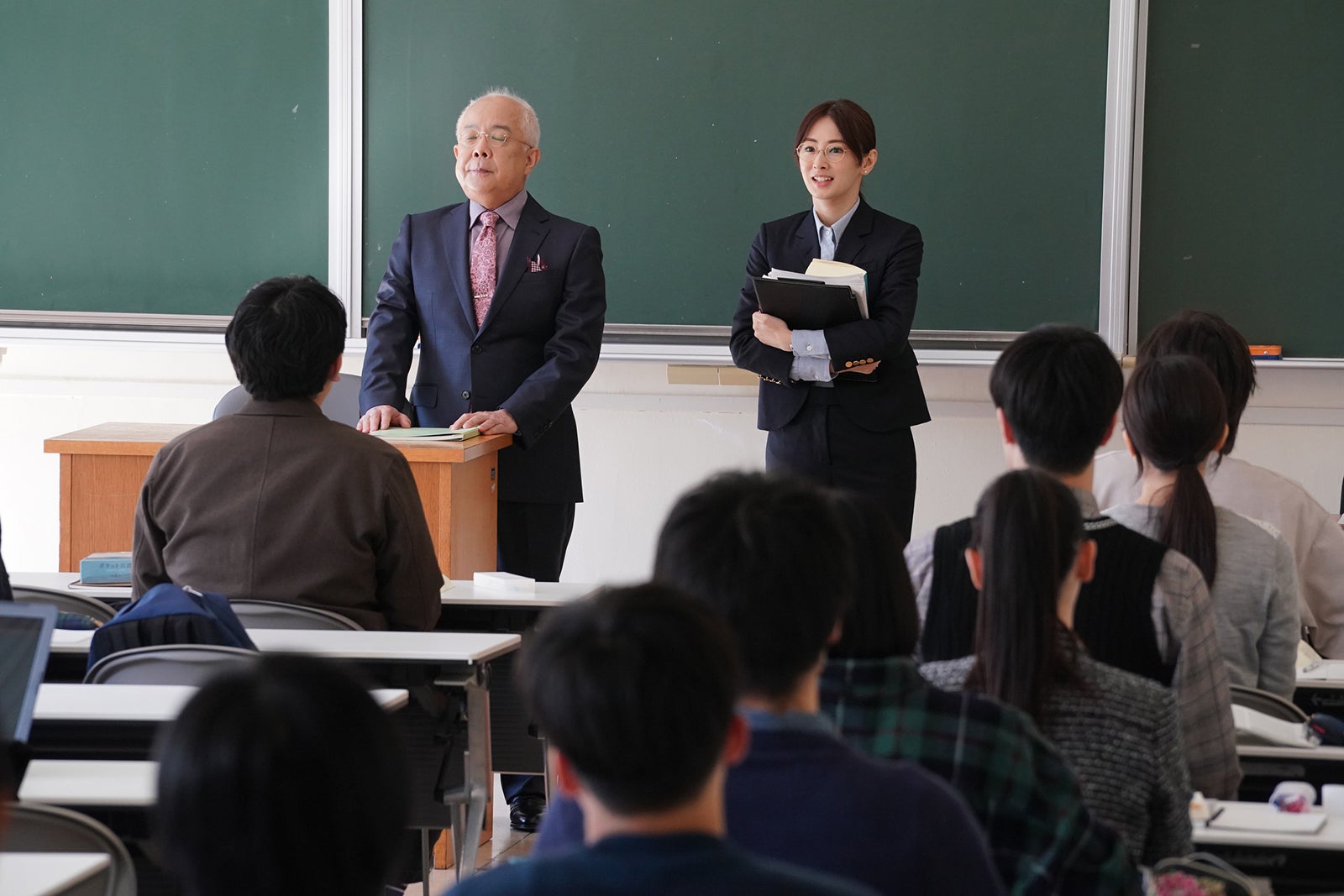 小堺一機、北川景子 「女神の教室～リーガル青春白書～」第1話より（C）フジテレビ