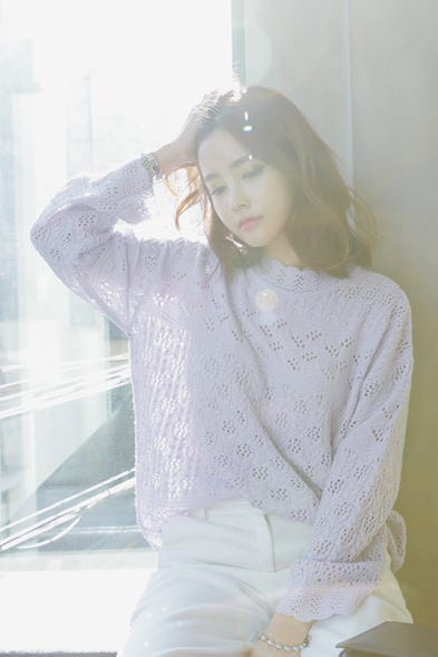 スカラップネックレースパターンニットプルオーバー「DHOLIC」5,572円 (税込)/画像提供:DHOLIC