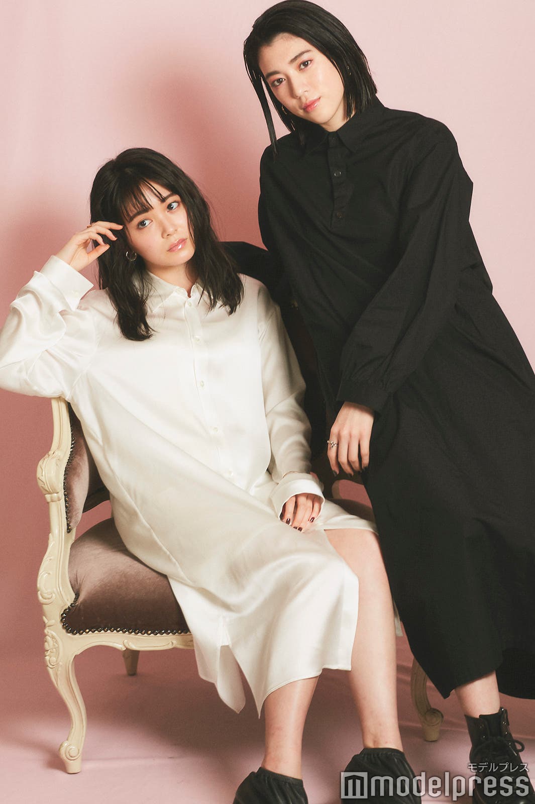 久間田琳加(左)&三吉彩花(右)(C)モデルプレス