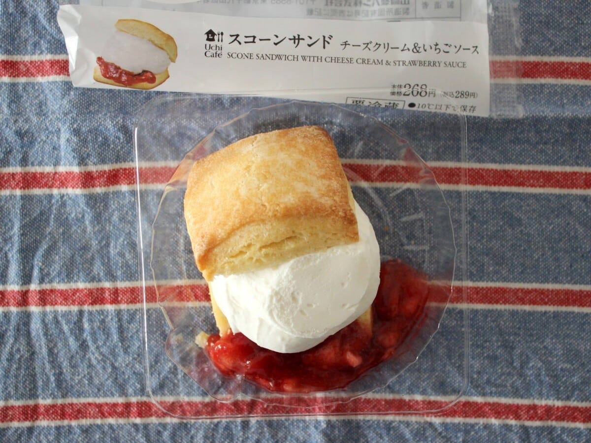 生地からはみでるほどチーズクリームがたっぷり!