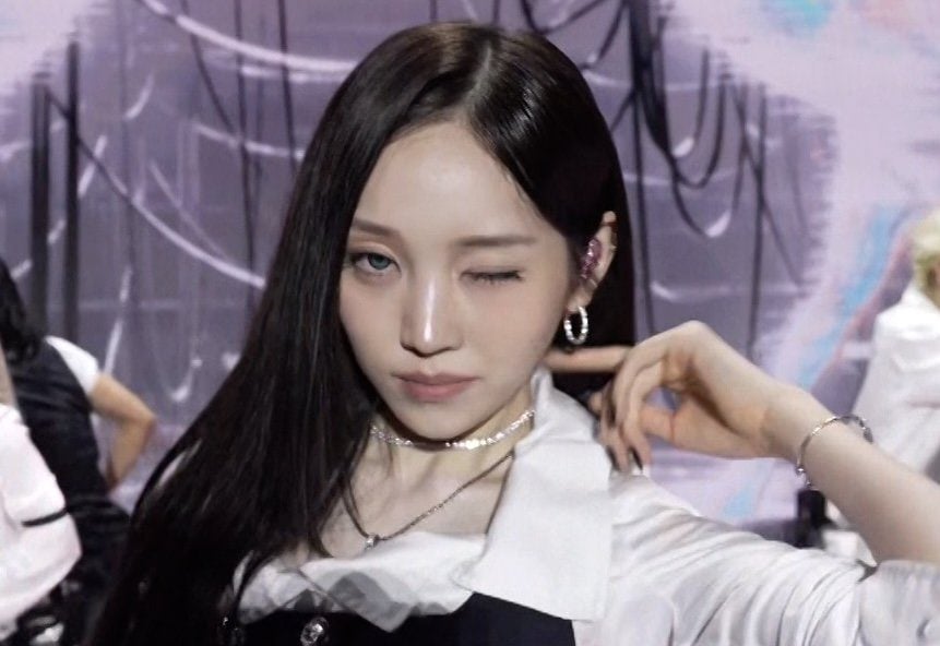 「かわいい！」“ILLIT離脱”の美人アイドル、財閥令嬢などが所属する男女混合グループとして登場！圧巻パフォーマンスに歓声