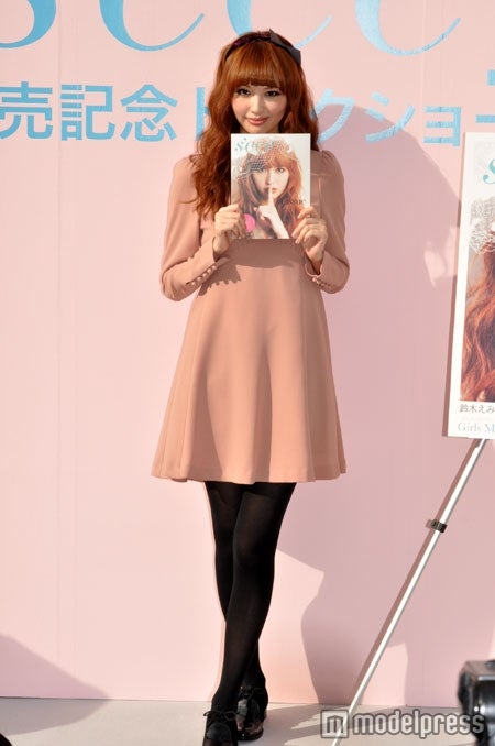 自身が選んだクラシカルなワンピースでトークショーに登場した鈴木えみ