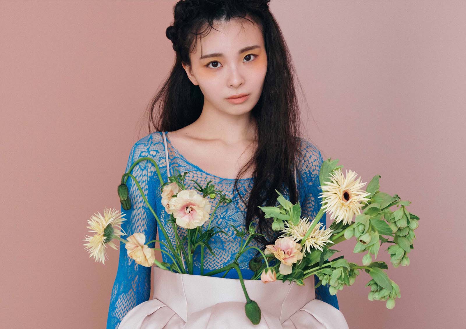 川口ゆりな、ソロデビュー1周年記念日に3rdシングルリリース 涙で臨んだMVも解禁＜花束＞