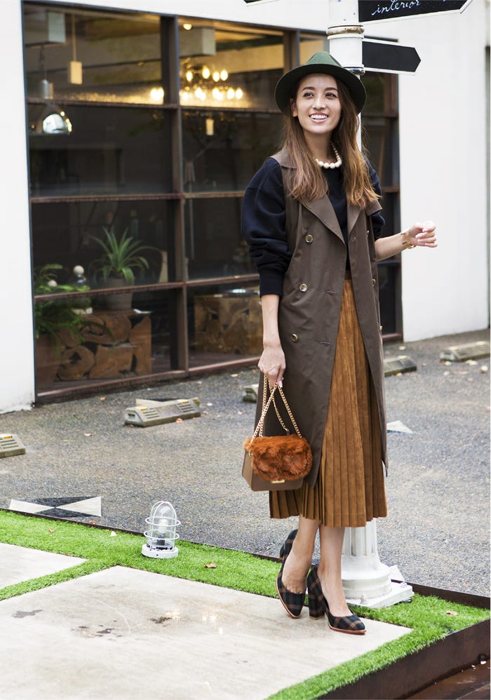 トレンチロングジレ¥16,000/ビームス ライツ ブラックスエット¥12,000/アダム エ ロペ フェイクスエードプリーツスカート¥18,000/TOMORROWLAND 中折れハット¥11,000/CA4LA(CA4LA ショールーム) コットンパールネックレス¥6,800/スピック&スパン(スピック&スパン ルミネ有楽町店) バングル¥28,000/MEDELINE DOUCE(H.P.FRANCE) フェイクファーポシェット¥4,990/KOE(KOE 岡山店) チェックパンプス¥19,000/TSURU by Mariko Oikawa(C)TOPLOG