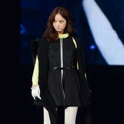 モデルプレス - 佐々木希、黒のミニワンピで秋色漂うモードレディに変身