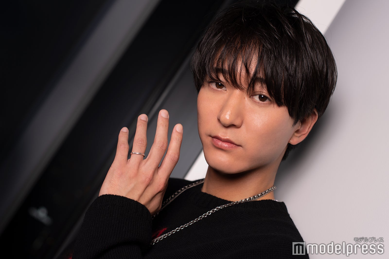 浅香航大／結婚指輪がキラリ （C）モデルプレス