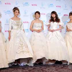 ウェディングドレスで登場したスザンヌ（中央）とwithモデル（左から：平野由実、里海、宮田聡子、垣内彩未）