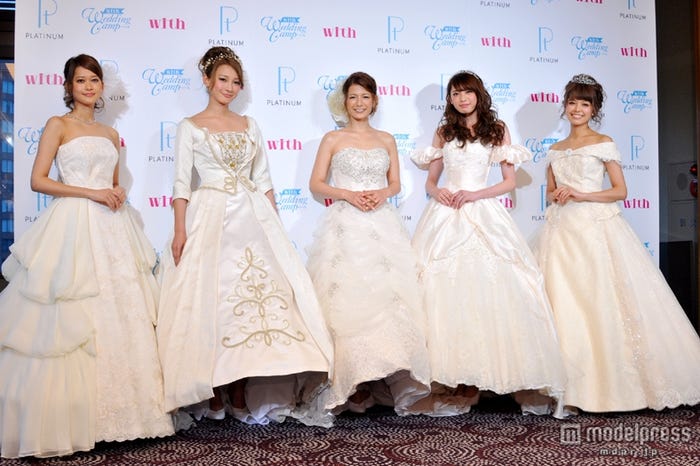 ウェディングドレスで登場したスザンヌ(中央)とwithモデル(左から:平野由実、里海、宮田聡子、垣内彩未)