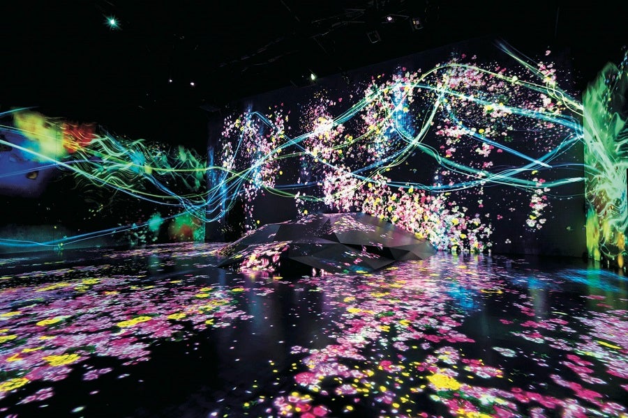 人々のための岩に憑依する滝、小さきは大きなうねりとなる