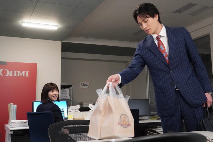 今田美桜、鈴木伸之/「悪女(わる)~働くのがカッコ悪いなんて誰が言った?~」第6話より(C)日本テレビ