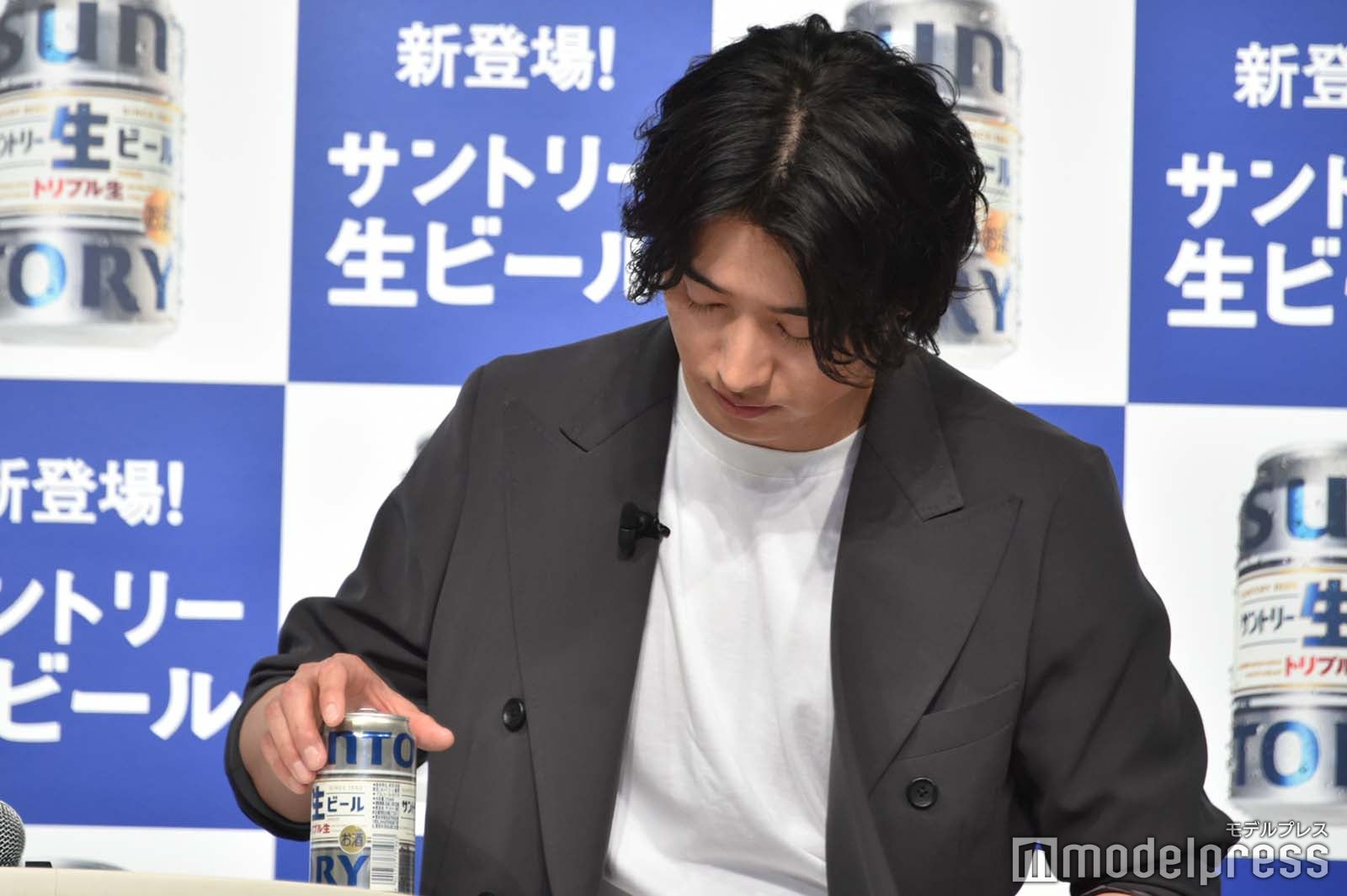 新商品を見つめる山崎賢人 （C）モデルプレス