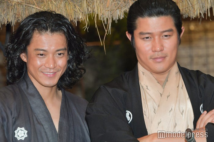 小栗旬、鈴木亮平(C)モデルプレス