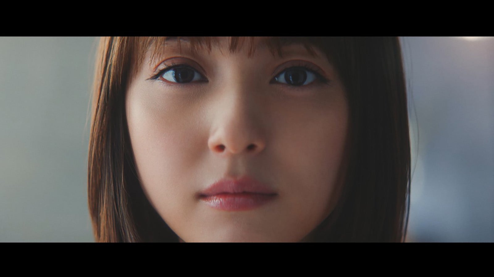 佐々木希／新CM「みつめる篇」場面カットより（C）2022 GMO CLICK Securities, Inc. All Rights Reserved.