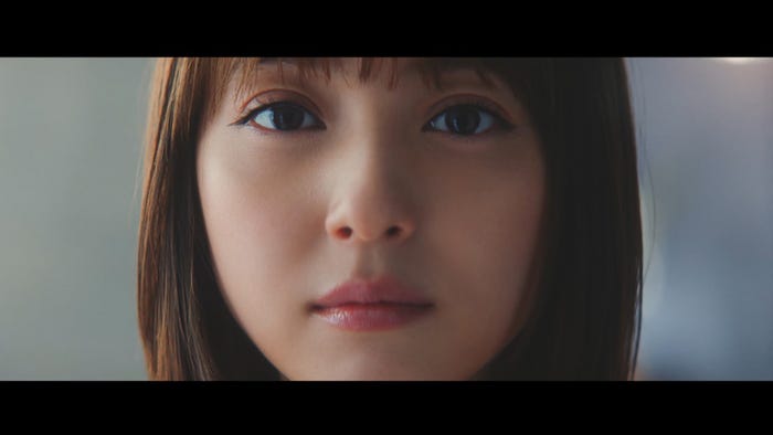 佐々木希/新CM「みつめる篇」場面カットより(C)2022 GMO CLICK Securities, Inc. All Rights Reserved.