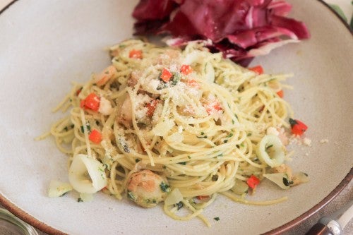 バジルと冷凍シーフードミックスのパスタ